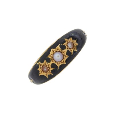Lot 82 - An early 20th century 18ct gold enamel and split pearl mourning ring