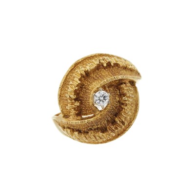 Lot 193 - An 18ct gold diamond dress ring