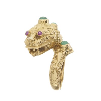Lot 161 - An 18ct gold gem-set lion ring