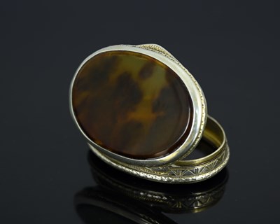 Lot 99 - A Continental silver and tortoiseshell snuff...