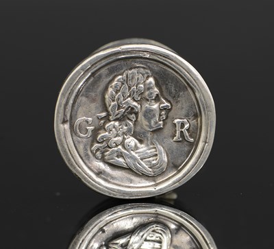 Lot 278 - A George I silver patch box, circa 1715,...