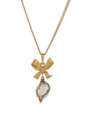 Lot 39 - An 18ct gold pearl pendant, with chain