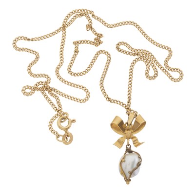 Lot 39 - An 18ct gold pearl pendant, with chain
