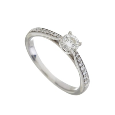 Lot 38 - A platinum diamond single-stone ring
