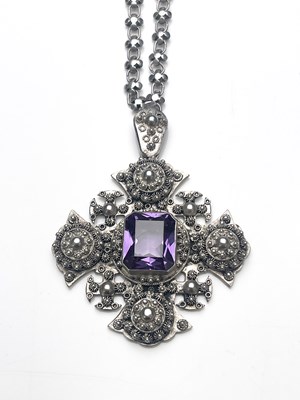 Lot 1 - A late Victorian gem-set pendant, with chain