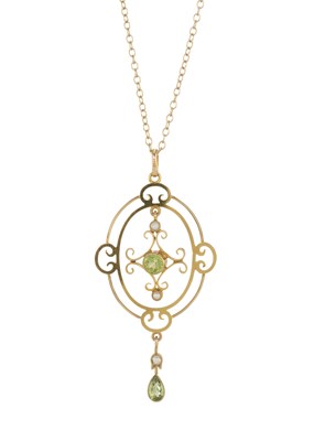 Lot 134 - An Edwardian 9ct gold peridot and pearl pendant, with chain