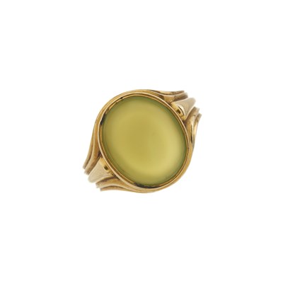 Lot 85 - A mid Victorian 18ct gold green agate signet ring