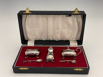 Lot 443 - An Elizabeth II silver three-piece cruet set,...