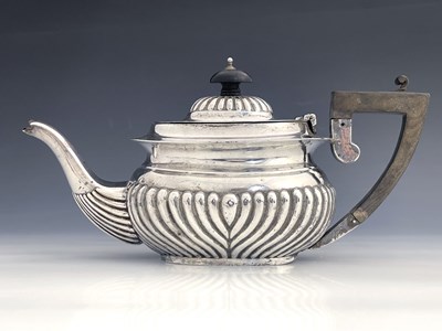 Lot 51 - A George V silver teapot, William Devenport,...