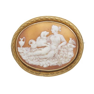 Lot 14 - A late Victorian gold shell cameo brooch