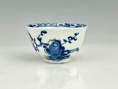 Lot 716 - An early Worcester blue and white tea bowl,...