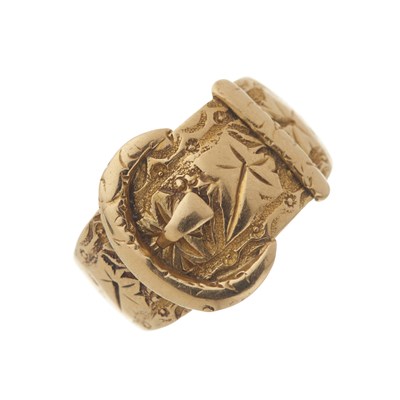 Lot 54 - An Edwardian 18ct gold buckle ring