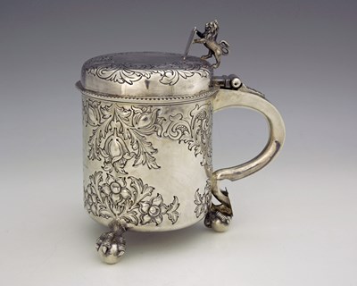 Lot 267 - A Victorian silver tankard, modelled in the...