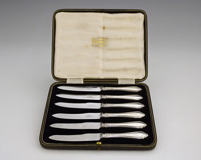 Lot 106 - A cased set of six George V tea knives, each...