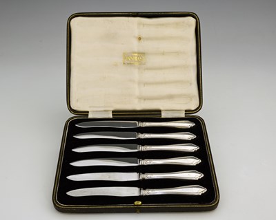 Lot 106 - A cased set of six George V tea knives, each...
