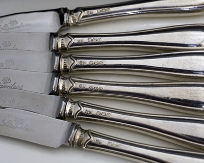 Lot 106 - A cased set of six George V tea knives, each...