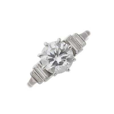 Lot 79 - An Art Deco platinum diamond single-stone ring