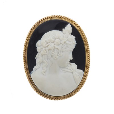 Lot 23 - A mid 19th century carved agate cameo brooch