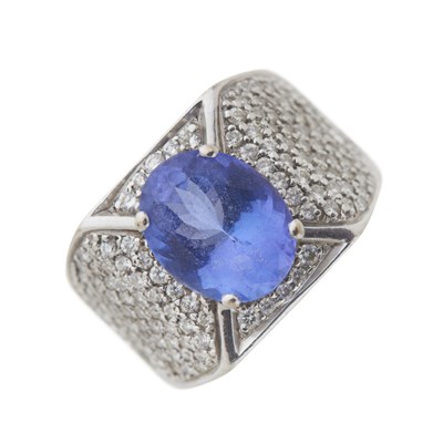 Lot 146 - An 18ct gold tanzanite and diamond dress ring