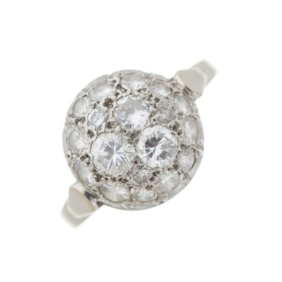 Lot 40 - An 18ct gold diamond bombe ring