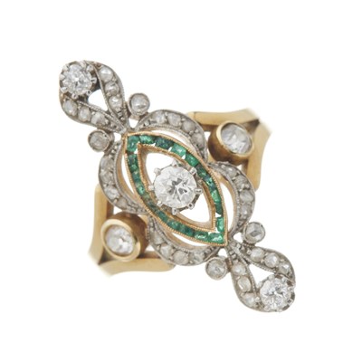 Lot 68 - A Belle Epoque 18ct gold diamond and emerald dress ring