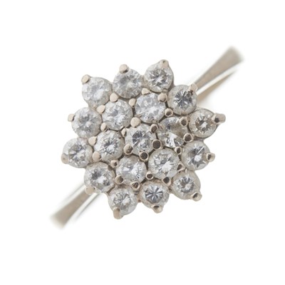 Lot 143 - An 18ct gold diamond cluster dress ring