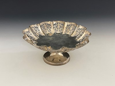 Lot 346 - A George V silver pedestal dish, the flared...