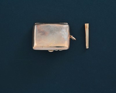 Lot 23 - An Edwardian nine-carat gold cheroot case, of...