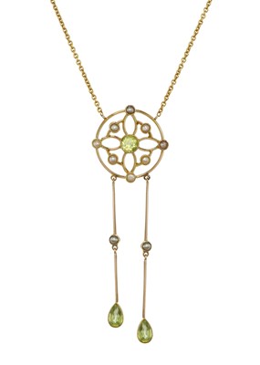 Lot 4 - An Edwardian gold peridot and split pearl negligee necklace