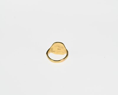 Lot 9 - An 18ct gold signet ring