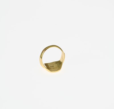 Lot 9 - An 18ct gold signet ring
