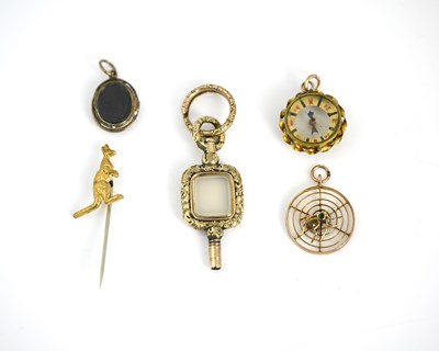 Lot 1 - A gold spider in web pendant, a kangaroo pin and further items