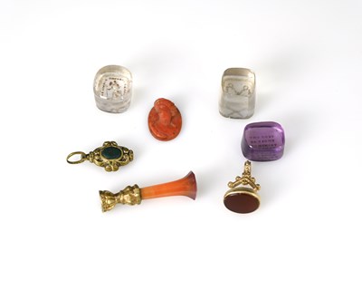 Lot 14 - A 9 carat gold mounted carnelian seal fob,...