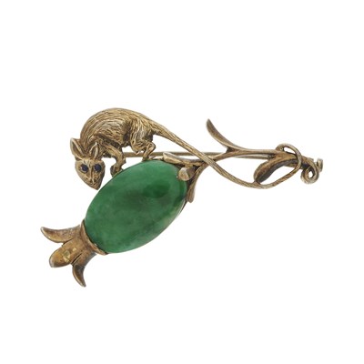 Lot 81 - An 18ct gold jadeite brooch, modelled as a field mouse on a seed pod