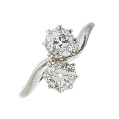 Lot 41 - An early 20th century diamond two-stone crossover ring