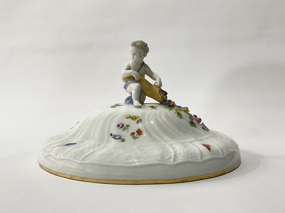 Lot 175 - A Meissen Tureen lid, featuring encrusted...