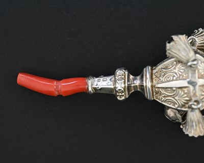 Lot 30 - An Edwardian silver child's rattle, the...