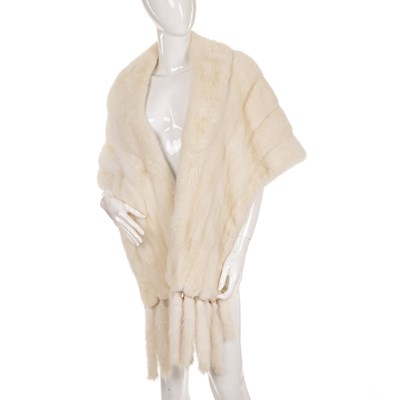 Lot 455 - A white mink fur cape/stole