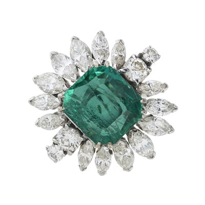 Lot 183 - An impressive 18ct gold Colombian emerald and diamond cocktail ring