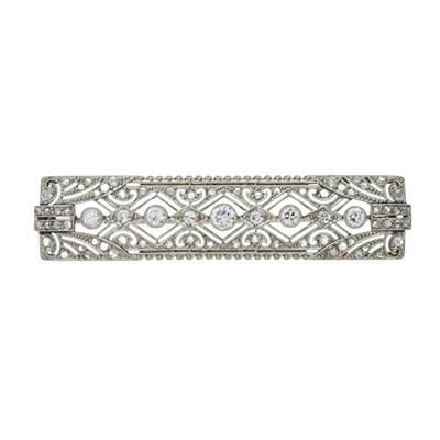 Lot 20 - A Belle Epoque 18ct gold diamond openwork brooch