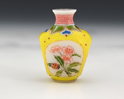 Lot 392 - A Chinese Guyue Xuan enamelled glass snuff...