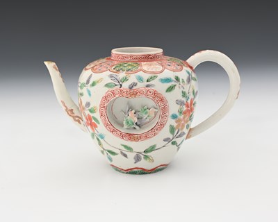 Lot 382 - A Japanese Arita ware Kakiemon teapot, Edo,...