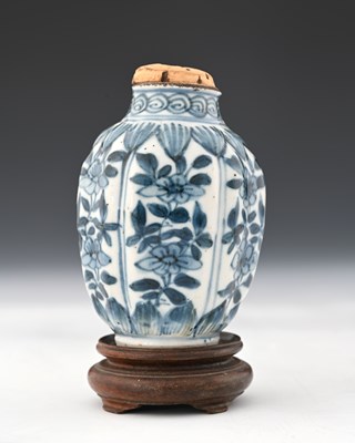 Lot 370 - A Chinese blue and white tea caddy or canister,...