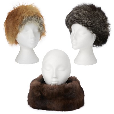 Lot 585 - Fur accessories.