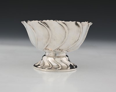 Lot 105 - An Edwardian silver bowl, the exterior with...