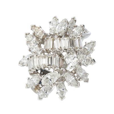 Lot 47 - An 18ct gold diamond cluster dress ring