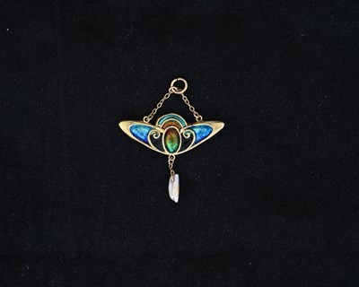 Lot 26 - An Art Nouveau 15ct gold enamel and pearl pendant