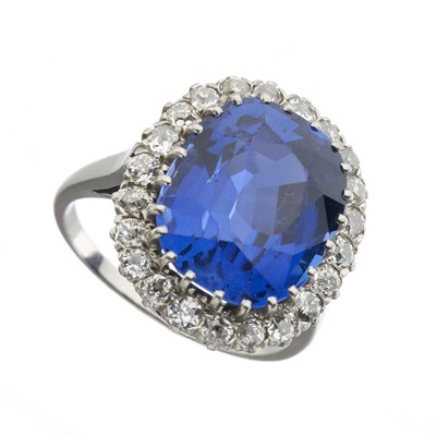 Lot 154 - An exceptional early 20th century platinum unheated Sri Lankan sapphire and diamond cluster ring