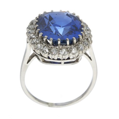 Lot 154 - An exceptional early 20th century platinum unheated Sri Lankan sapphire and diamond cluster ring