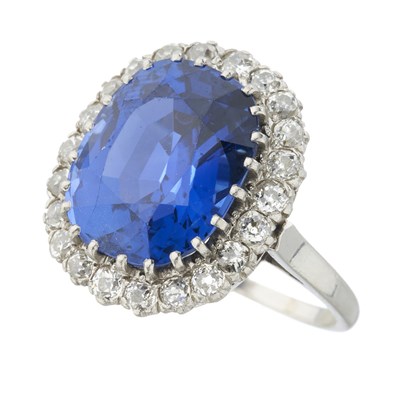 Lot 154 - An exceptional early 20th century platinum unheated Sri Lankan sapphire and diamond cluster ring